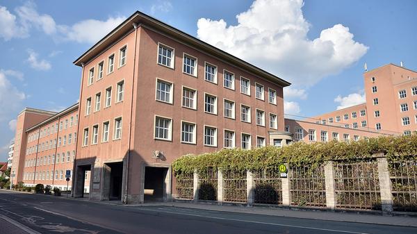 „Erlangens Stadtbild wird sich verändern.“ Diese Prognose von FAU-Präsident Joachim Hornegger ist sicherlich nicht gewagt. Denn allein der Bezug der einstigen Siemens-Hauptverwaltung sorgt im südlichen Bereich der Innenstadt für Belebung und Campus-Atmosphäre.