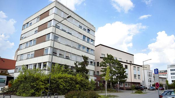 In den Räumen im Pacelli-Haus, dem Haus der Katholischen Hochschulgemeinde Erlangen, herrschte und herrscht stets ein buntes Treiben - jenseits konfessioneller Schranken. Der Standort für studentischen Leben bleibt erhalten. 2021 wurde die Fassade saniert.