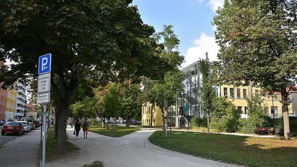 Das Studentenwerk plant eine Vergrößerung des Mensa-Komplexes. Dort sollen eine Kinderkrippe und ein Studentenwohnheim entstehen. Der Wohnraum soll in einem sechsstöckigen Gebäude an der Südwest-Ecke des Platzes entstehen. Die Mauer zum Innenhof soll ebenfalls fallen.