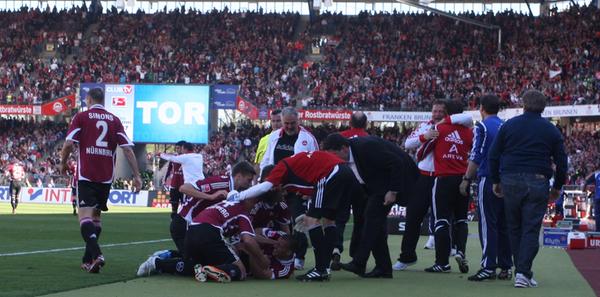 Eine Heim-Erinnerung, die Nürnberg Mut macht für die fränkisch-bayerische Kraftprobe: Nach Eiglers kuriosem Ausgleichstreffer hob sich im April 2011 das Stadiondach. Das 1:1 fungierte als Dosenöffner für ein unterhaltsames Derby, in dem sich die Rivalen mit offenem Visier begegneten. Der Club verdiente sich dank einer bravourösen kämpferischen Leistung einen Punkt.