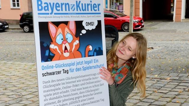 Sozialpädagogin Christine Boeck und eine eigens gestaltete Ausgabe des ehemaligen CSU-Parteiblatts „Bayern-Kurier“. Sozialpädagogin Christine Boeck und eine eigens gestaltete Ausgabe des ehemaligen CSU-Parteiblatts „Bayern-Kurier“.