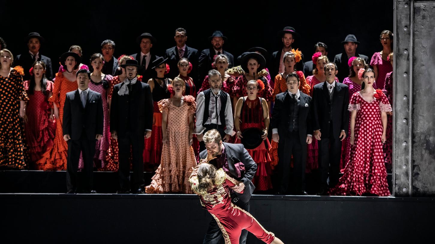 Ein öffentlicher Tod: Don Jose (Tadeusz Szlenkier) ersticht Carmen (Anna Dowsley).