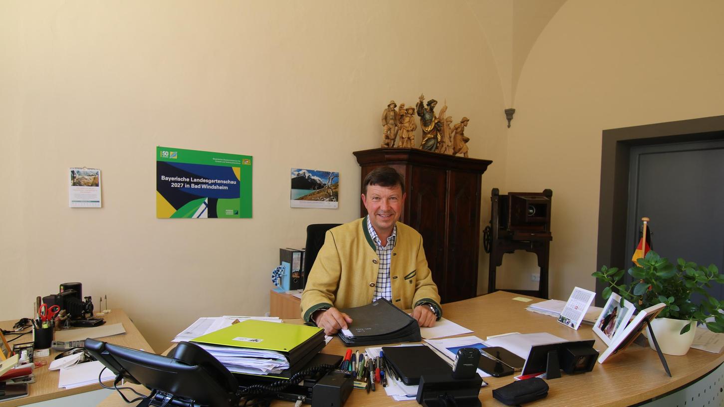 Bürgermeister Jürgen Heckel an seinem Schreibtisch im Bad Windsheimer Ratahaus.