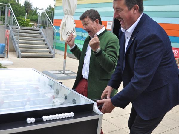 Jürgen Heckel in Action beim Kickerspielen anlässlich eines Termins im Bad Windsheimer Freibad.