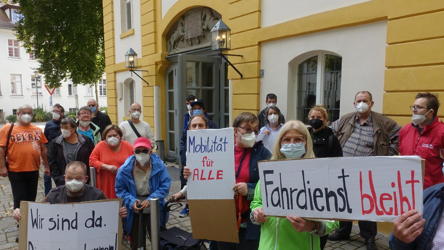 Betroffene laufen Sturm: Fahrdienste für Behinderte sollen eingeschränkt werden Betroffene laufen Sturm: Fahrdienste für Behinderte sollen eingeschränkt werden