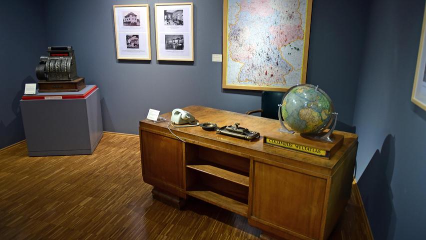 Herzstück der Ausstellung: der Schreibtisch, an dem schon Firmengründer Georg Roth arbeitete.
