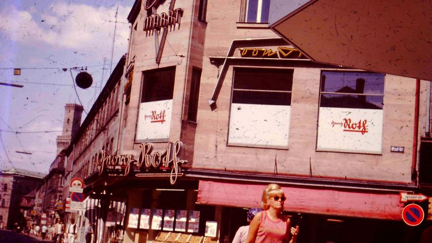 Der Laden Georg Roth in der Schwabacher Straße, um 1968 Obwohl die Schwabacher Straße erst 1975 zur Fußgängerzone wurde, gab es schon davor viel Laufkundschaft.