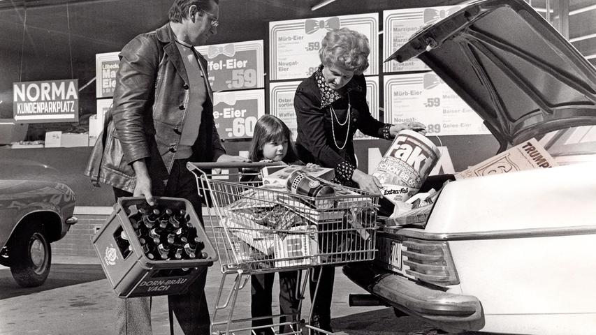 Wocheneinkauf, 1970er Jahre: Die ganze Familie fuhr mit dem Auto zur Norma, um die wichtigsten Lebensmittel für die kommende Woche einzukaufen und nach Hause zu transportieren.