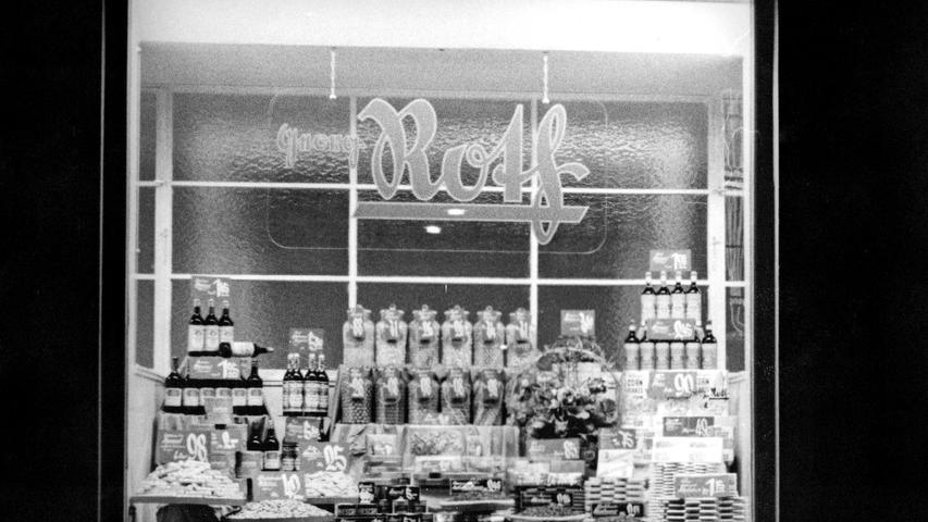 Schaufenster Georg Roth Lebensmittel, o.D. Das typische Logo der Ladenkette bestand aus dem Namen des Gründers in deutscher Schreibschrift. Das vielfältige Angebot wurde im Schaufenster darunter gezeigt und angepriesen.