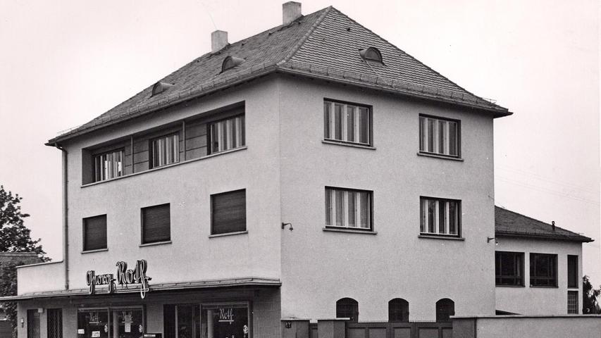 Alte Verwaltung, o. J. Das Erdgeschoss im alten Verwaltungsgebäude an der Würzburger Straße beherbergte viele Jahre einen kleinen Selbstbedienungsladen. In den oberen Etagen waren die Büros von Manfred Roth und seinen Abteilungsleitern untergebracht. 