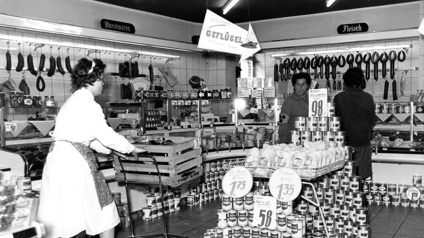 Verkaufsraum mit Fleischtheke, um 1960 Wurstwaren, Fleisch und Geflügel bekamen Kundinnen und Kunden an Theken mit Bedienung.