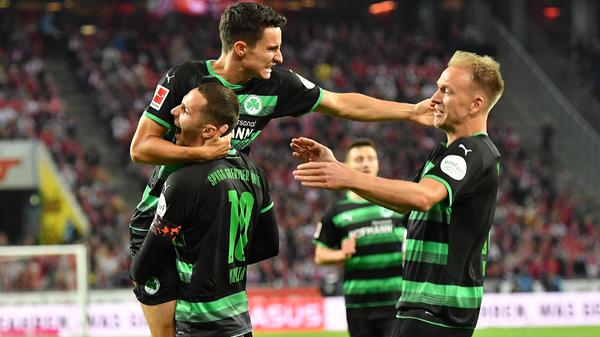 Fürth jubelt. Und die Geißböcke? Die Hausherren müssen sich erst mal schütteln. Das Gehäuse von Gäste-Keeper Funk gefährden die Kölner in den nachfolgenden Minuten kaum. Vorlagengeber Tillman probiert's auf der Gegenseite nach Viertelstundenfrist einmal selbst. Der Ball saust in einer zunehmend zerfahrener werdenden Partie rechts an der Effzeh-Kiste vorbei, ehe Kapitän Hrgota aus einer Abseitsposition im Eins-gegen-eins an Horn scheitert.