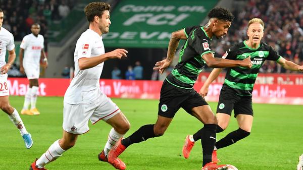 Die beste Möglichkeit, aufzustocken hat nach rund einer halben Stunde Jeremy Dudziak: Fürths Neuzugang verzweifelt nach einer flüssigen Kombination jedoch gleich zweimal am Innenpfosten. Zweimal klatscht die Kugel an die linke Alu-Stange. Unfassbar, was für ein Pech!