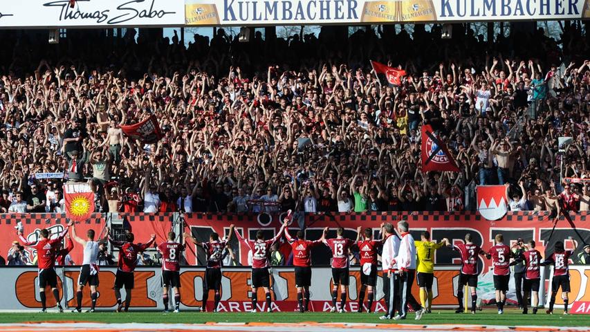 "Als ich noch ein ganz kleiner Bub war...", sind die ersten Zeilen eines Liedes, das von der Treue der Clubfans zu ihrem FCN handelt. Eines Liedes, das in der Nordkurve intoniert wird, wenn auf dem Platz die 60. Minute anbricht. In 118 Jahren konnte sich der "Ruhmreiche" immer auf die Unterstützung seiner Anhänger verlassen. Und das, obwohl er es ihnen beileibe nicht immer einfach gemacht hat. So auch in der jüngeren Vergangenheit, als er wieder einmal in die Zweitklassigkeit abstürzte und unter Valerien Ismael durch Provinz-Stadien irrlichterte. Ob der 1. FC Nürnberg in den nächsten 118 Jahren wieder neun Meisterschaften und vier Pokalsiege einfährt, steht in den Sternen.