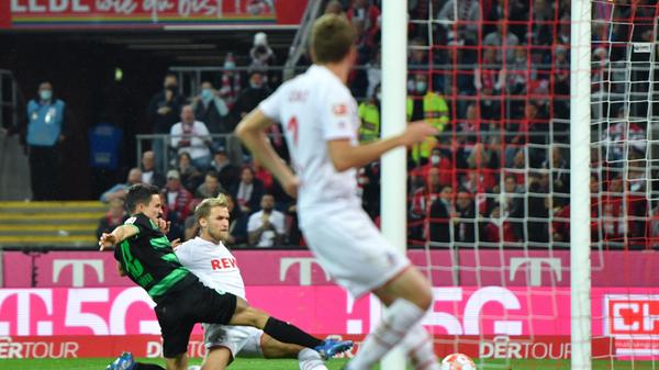 Nach Wiederbeginn scheinen die in Schwarz gekleideten Weiß-Grünen am Rhein erneut gut ins Match zu finden. Doch in der 50. Minute verteidigt Fürth zu luftig. Kölns Schmitz spitzelt das Spielgerät vor dem herausstürmenden Funk in Richtung zweiter Pfosten. Dort drückt Effzeh-Schwede Andersson den Ball aus kürzester Distanz über die Linie. Die Führung ist dahin - und das Publikum wieder da.