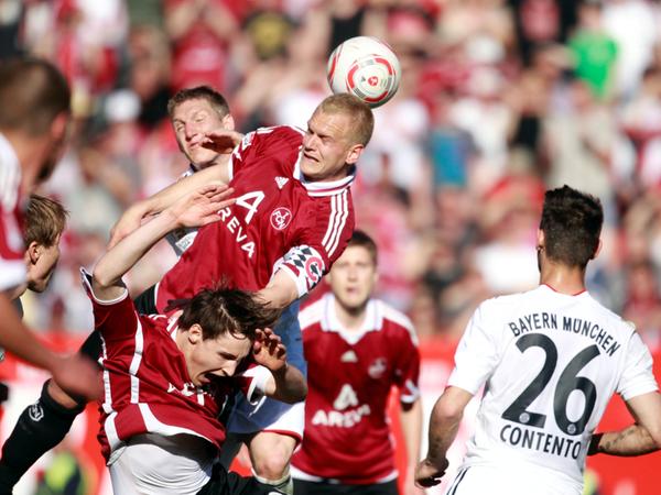 Andreas Wolf - hier mit vollem Einsatz gegen den FC Bayern - galt als knallharter Verteidiger.