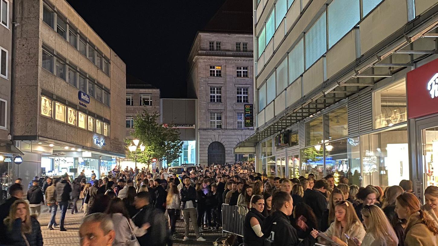 Riesenandrang: Vor dem Mach1 standen in der Nacht zum Samstag mehrere hundert Menschen, um in den Club in der Nürnberger Innenstadt zu kommen. Eine harte Geduldsprobe.