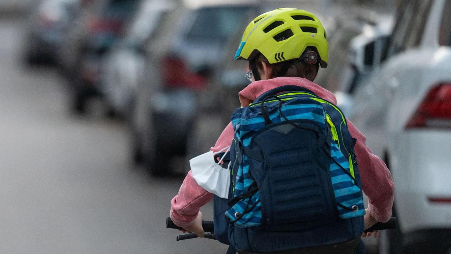 Der Junge war mit seinem Fahrrad unterwegs, als er von zwei Männern aufgehalten wurde. Der Junge war mit seinem Fahrrad unterwegs, als er von zwei Männern aufgehalten wurde.