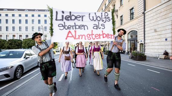 "Lieber Wolfssterben als Almsterben": Über 1000 Bauern demonstrieren in München gegen den Wolf