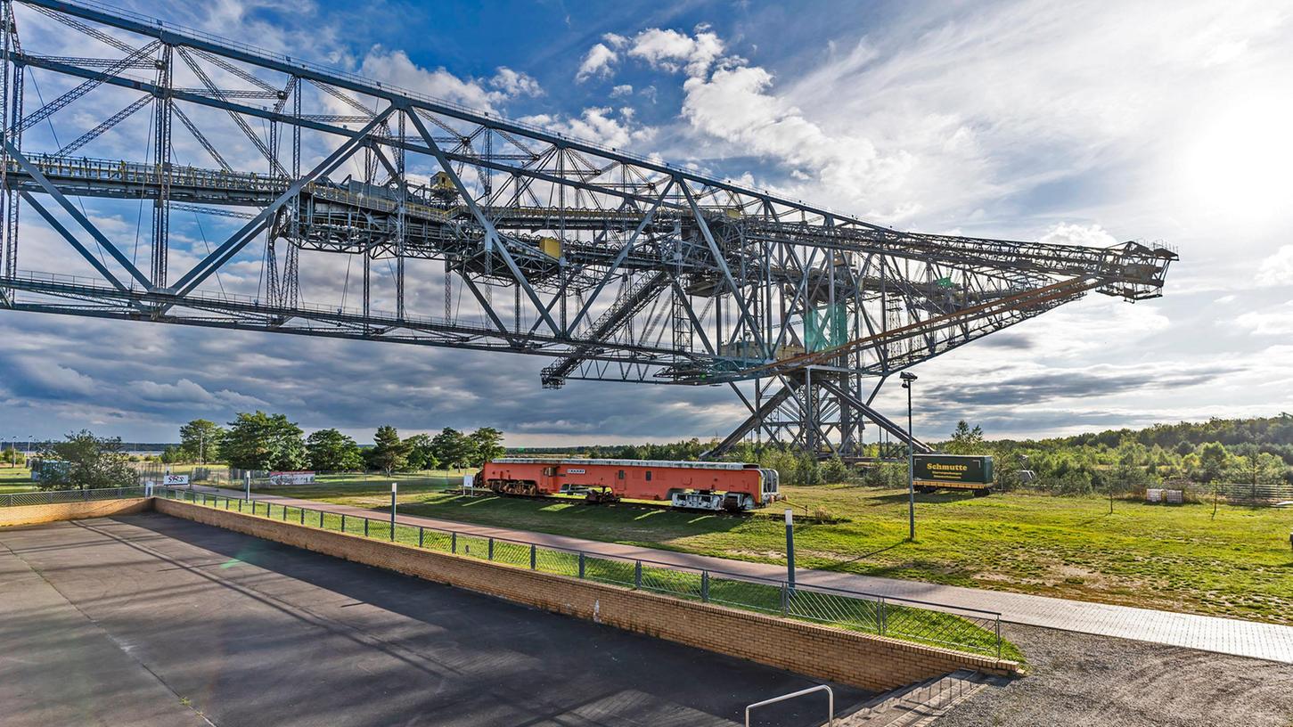 Die 500 Meter lange und 200 Meter breite Förderbrücke F60 wurde von Lausitzer Tagebau-Aktivisten zum begehbaren Museumsstück umgestaltet.
