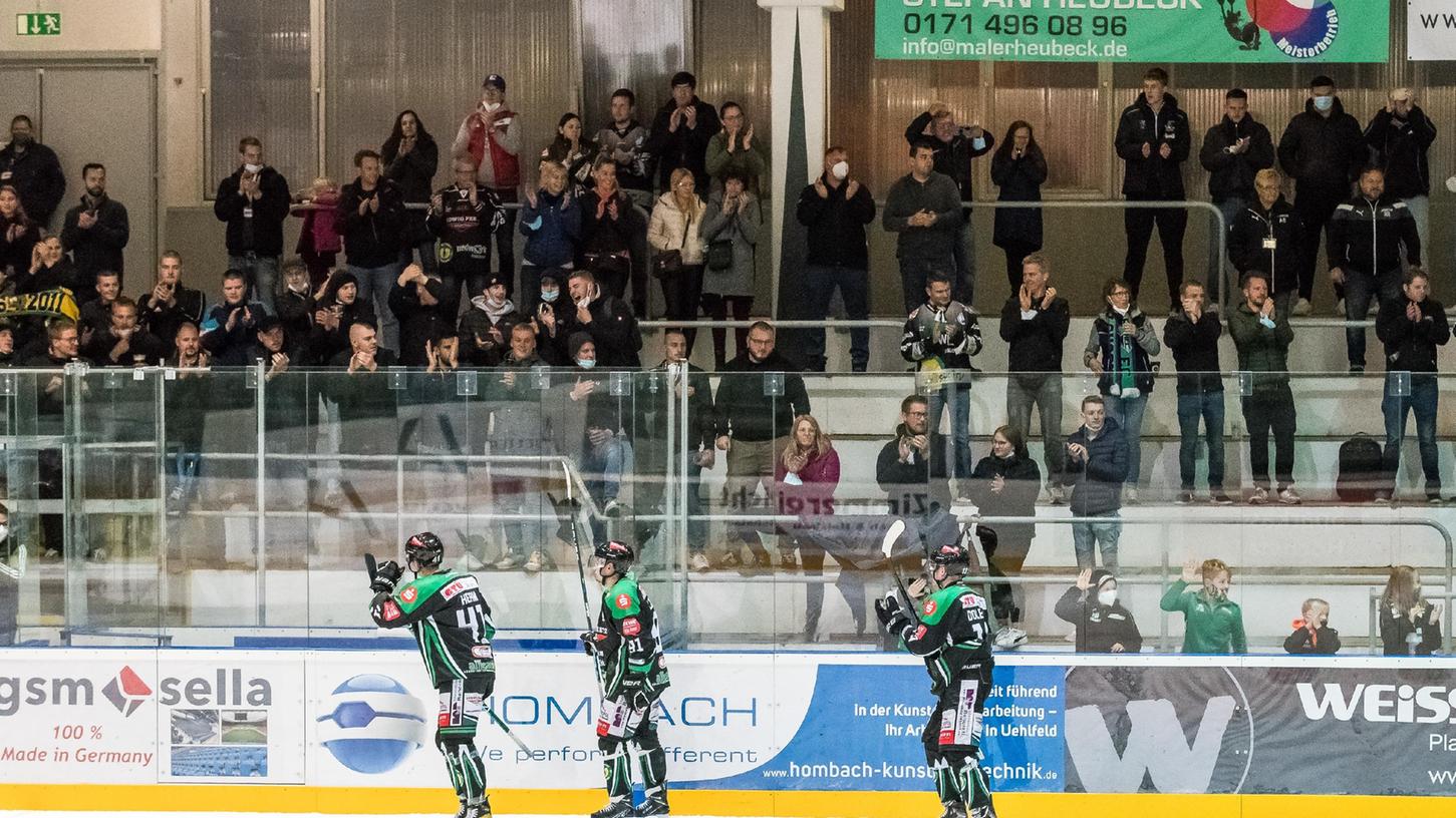 Endlich konnten sich Fans und Spieler der Höchstadter Alligators im Stadion wieder gegenseitig zujubeln.
Endlich konnten sich Fans und Spieler der Höchstadter Alligators im Stadion wieder gegenseitig zujubeln.