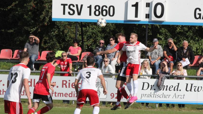 Der TSV 1860 Weißenburg (in Weiß, rechts Marco Jäger)) und der BSC Woffenbach kämpften um wichtige Punkte für den weiteren Saisonverlauf in der Landesliga Nordost. Die gastgebenden Weißenburger holten am Ende vor 300 Zuschauern mit einem 2:0-Sieg einen wertvollen 
