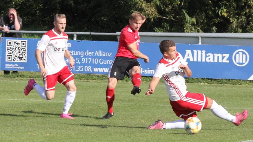 Der TSV 1860 Weißenburg (in Weiß) und der BSC Woffenbach kämpften um wichtige Punkte für den weiteren Saisonverlauf in der Landesliga Nordost. Die gastgebenden Weißenburger holten am Ende vor 300 Zuschauern mit einem 2:0-Sieg einen wertvollen "Dreier". Hier scheitertete BSC-Spieler Alex Saburin, weil Christian Leibhard zur Ecke abfälschte.