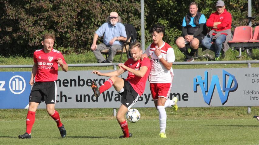 Der TSV 1860 Weißenburg (in Weiß, rechts Ferat Nitaj) und der BSC Woffenbach kämpften um wichtige Punkte für den weiteren Saisonverlauf in der Landesliga Nordost. Die gastgebenden Weißenburger holten am Ende vor 300 Zuschauern mit einem 2:0-Sieg einen wertvollen 