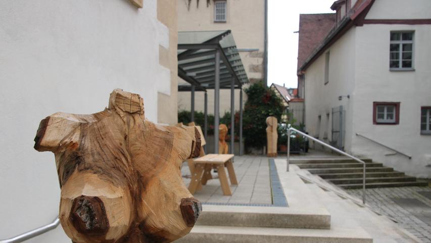 Ein Holzarbeit von Bernd Glosner im Rathaus-Innenhof.
