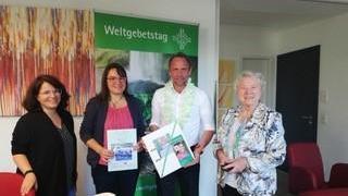 Bayerns Umweltminister Thorsten Glauber mit den Engagierten Eva Glungler, Weltgebetstagsbeauftragte der Evangelisch-Lutherischen Kirche in Bayern (ELKB), Stefanie Haagen von der Pazifik-Infostelle von Mission EineWelt und Irene Tokarski, Geschäftsführerin des Deutschen Komitees des Weltgebetstags sowie Katharina Wittenberg aus Gräfenberg, Dekanatsbeauftragte für Mission und Partnerschaft.