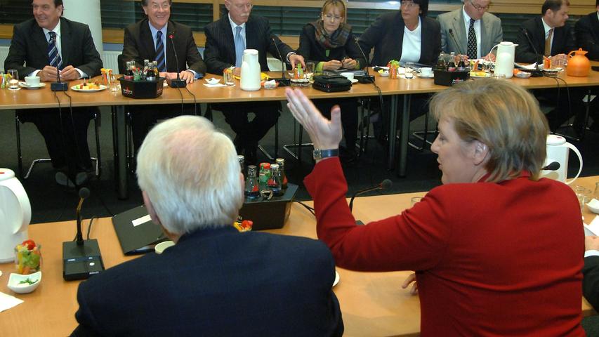 2005 wurde die erste Große Koalition unter Bundeskanzlerin Angela Merkel verhandelt.  "Bei uns hatten wir mehr politische Disziplin", findet Gloser mit Blick auf die Gespräche vor vier Jahren und kritisiert die "Shows 2017" auf dem Balkon der Parlamentarischen Gesellschaft. Zudem sei viel zu viel durchgesickert.