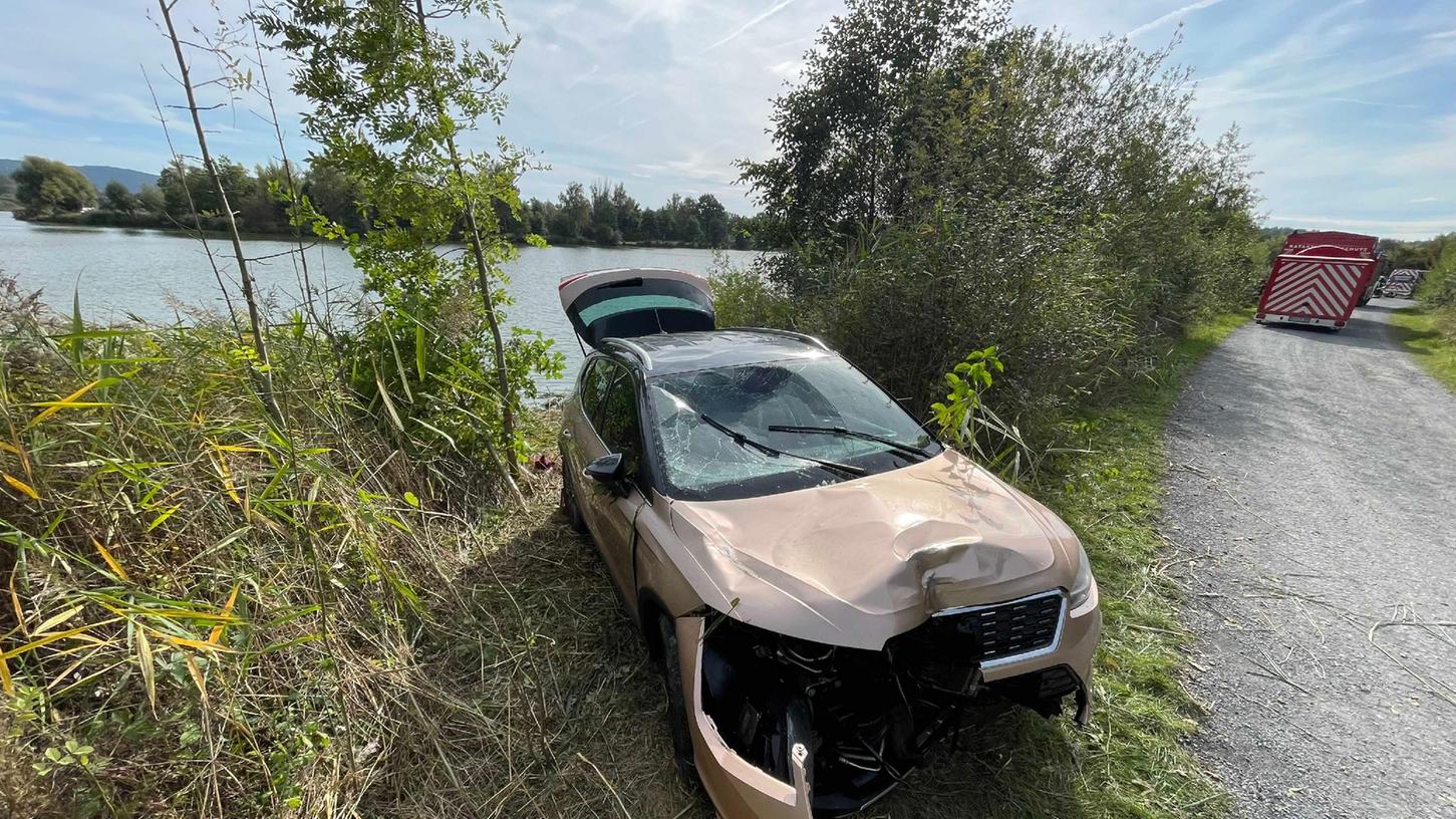 Am 3. Oktober kam es bei Kulmbach zu einem kuriosen Einsatz. Ein Auto musste aus dem Badesee gezogen werden. 