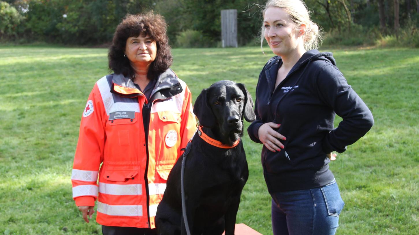 Ute Wittig (links) und die Rettungshundeführerin Nicole Loher mit ihrem Hund Horst-Günther von der Höchstadter Staffel waren bei den Prüfungen dabei.