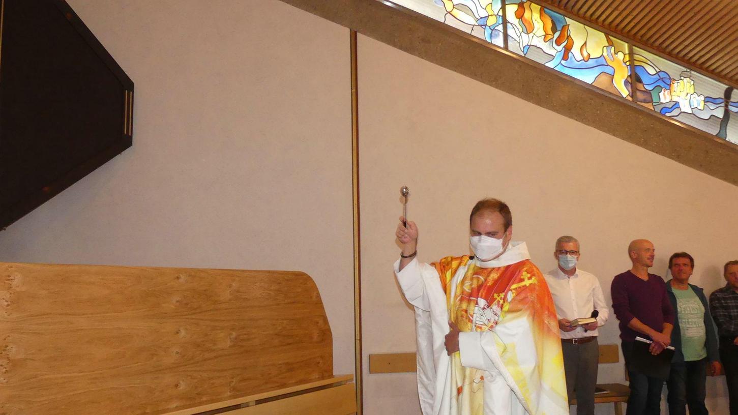 Pfarrer Johannes Saffer segnete die neue Orgel der Großenseebacher Kirche St. Michael.