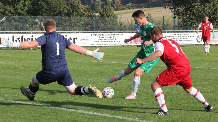 Der Mann des Tages: Fabian Eberle (in Grün) steuerte vier Treffer zum 8:0-Sieg des SV Wettelsheim gegen den SSV Oberhochstatt bei.