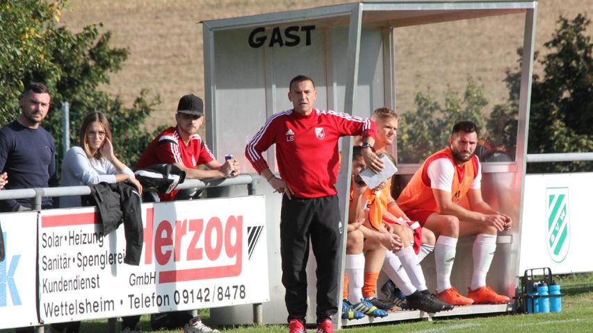Oberhochstatts Trainer Lothar Satzinger war in der zweiten Halbzeit nur noch auf Schadensbegrenzung bedacht.