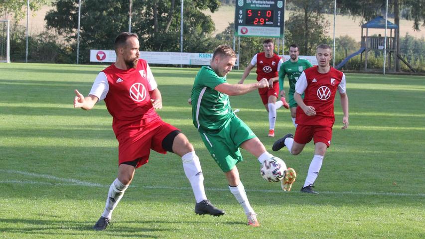 Einseitige Angelegenheit: Der SV Wettelsheim (in Grün) feierte in seinem Kirchweihspiel in der Kreisliga West einen 8:0-Kantersieg gegen den SSV Oberhochstatt.