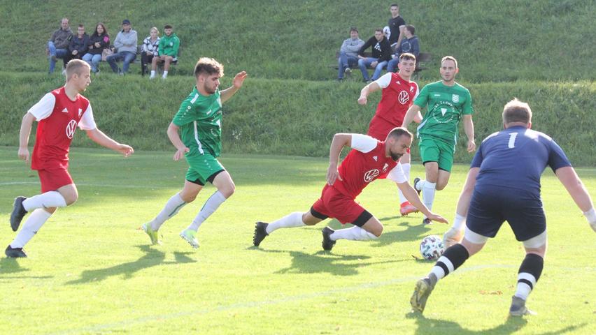 Einseitige Angelegenheit: Der SV Wettelsheim (in Grün) feierte in seinem Kirchweihspiel in der Kreisliga West einen 8:0-Kantersieg gegen den SSV Oberhochstatt.