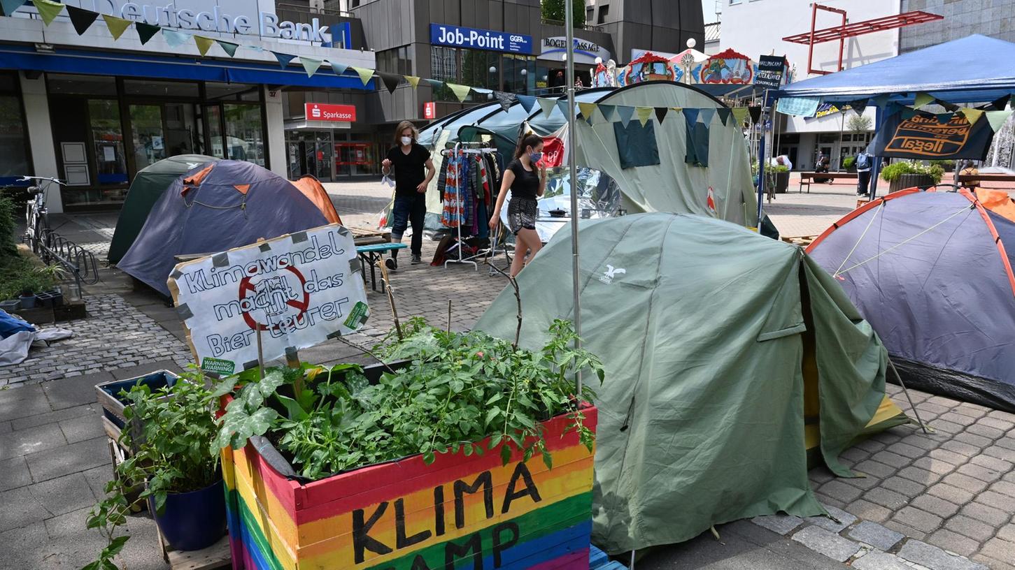 Die Aktivistinnen und Aktivisten des Erlanger Klimacamps haben am Sonntag, 3. Oktober 2021, nach 124 Tagen ihren Dauerprotest in der Innenstadt beendet. 