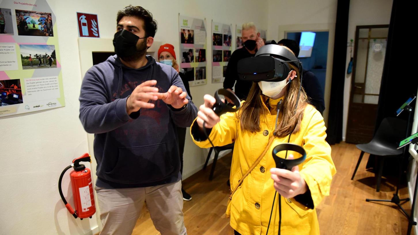 Mit VR-Brille und Joystick konnte man im "Marichen" in der Waaggasse sein eigenes virtuelles Bild von politischer Teilhabe entwerfen, während im Nebenraum Videoclips über Verschwörungstheorien liefen.