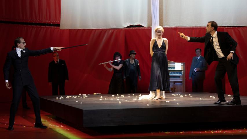 Wilde Streiterei im "Spiel der Illusionen" im Nürnberger Schauspielhaus.