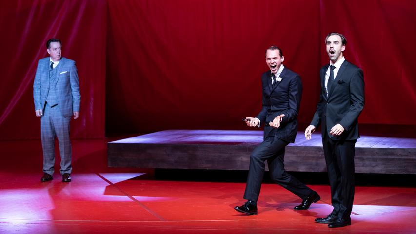 Männer stehen ständig unter Strom: Szene aus "Spiel der Illusionen" im Nürnberger Schauspielhaus.
