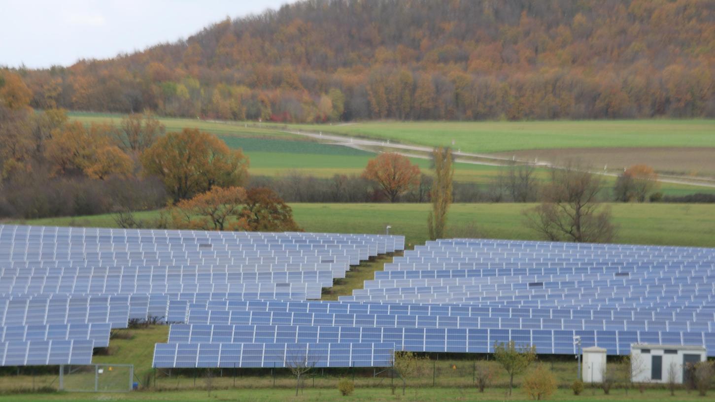 Photovoltaikanlagen produzieren besonders um die Mittagszeit viel Energie. Diese Spitzen könnten in Süddeutschland zum Problem für das Stromnetz werden. Photovoltaikanlagen produzieren besonders um die Mittagszeit viel Energie. Diese Spitzen könnten in Süddeutschland zum Problem für das Stromnetz werden.