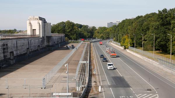 Wenn die Aufbauarbeiten beginnen, gibt es noch keinerlei Gebäude und Infrastruktur.
