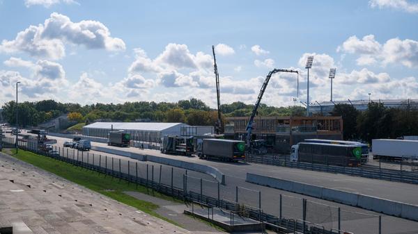 Auch wenn das Rennen nicht wie gewohnt im Hochsommer, sondern erst im Herbst stattfindet, werden vor allem auch auf der Steintribüne wieder Zigtausende Motorsportfans erwartet.