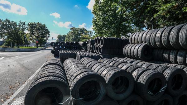 Durch Reifenstapel wird die Wucht des Aufpralls bei einem Unfall erheblich reduziert im Vergleich zu einem Aufprall auf eine Betonmauer, die die Energie nicht aufnehmen kann.