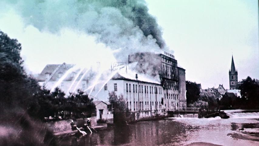 Viele historische Fotos wurden gezeigt, wie hier das Großfeuer in der Förstermühle in Bruck.