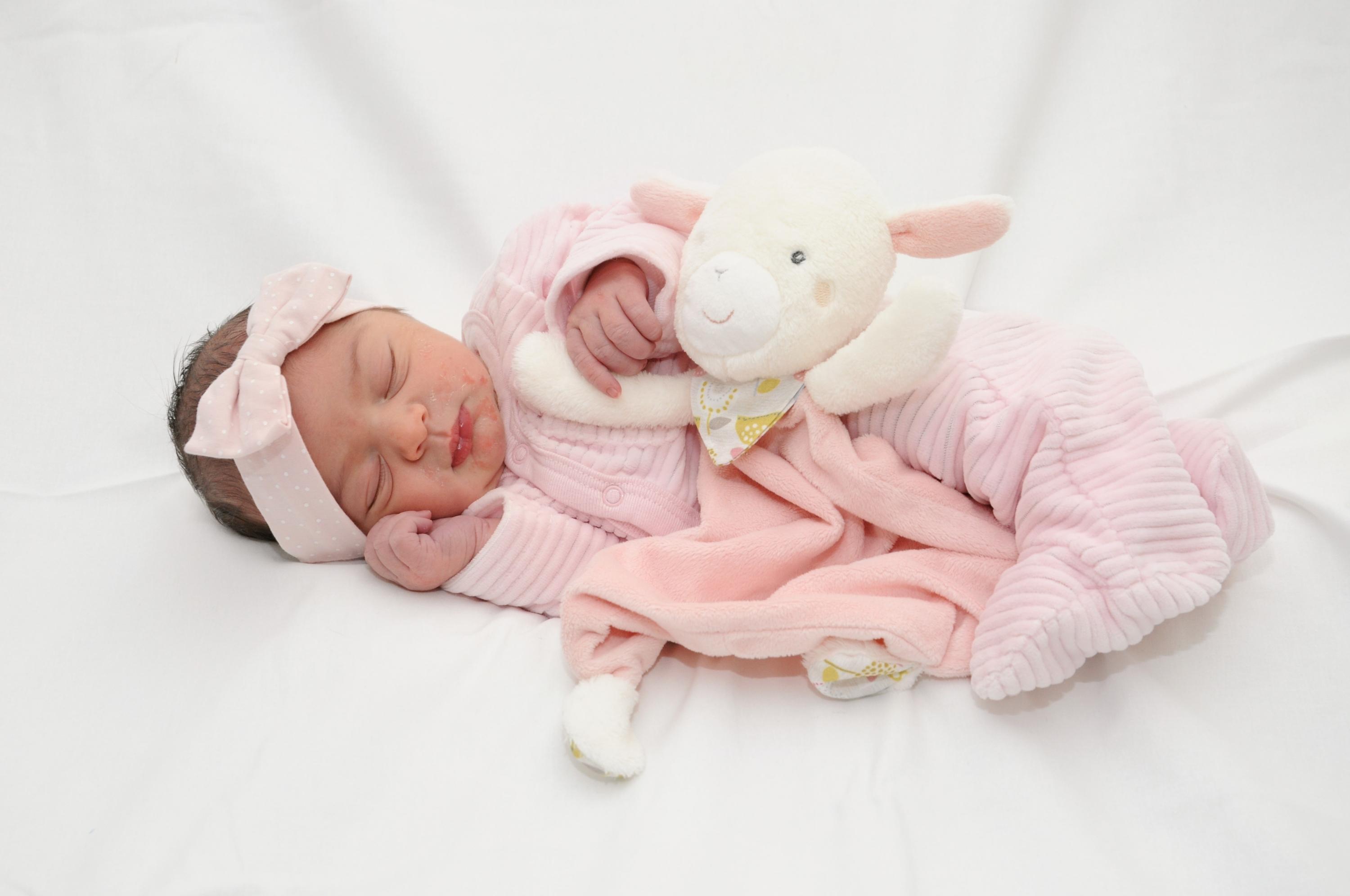 Schön, dass du da bist! Ariya Havin wurde am 28. September im Nürnberger Südklinikum nicht nur von diesem kuscheligen Lämmchen begrüßt. Bei ihrer Geburt war die neue Erdenbürgerin 3260 Gramm schwer, was sich auf 52 Zentimeter bei ihr verteilt.