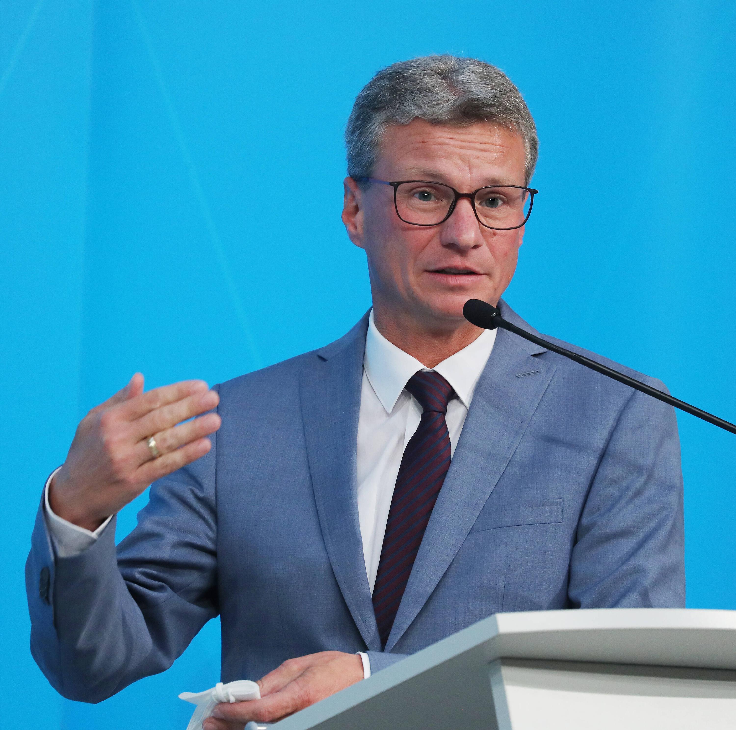 Wissenschaftsminister Bernd Sibler gibt Pressekonferenz Bernd Silber trägt die Beschlüsse aus der Kabinettssitzung vor,