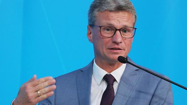 Wissenschaftsminister Bernd Sibler gibt Pressekonferenz Bernd Silber trägt die Beschlüsse aus der Kabinettssitzung vor,